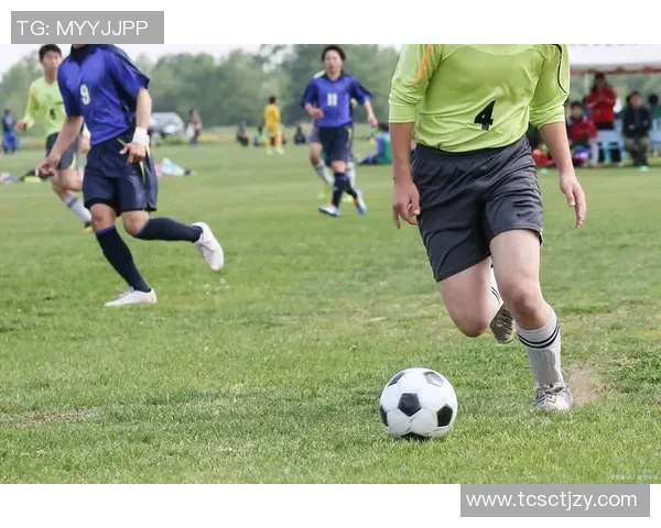 足球巨星全身英姿展现绿茵场上力量与速度之美